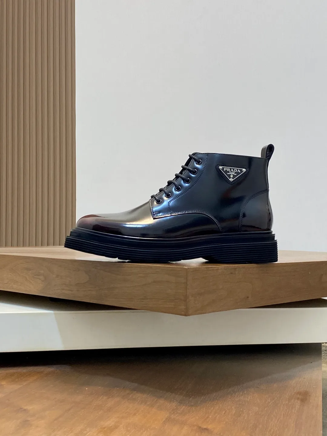 Men's men's shoes💰900 Prada/Prada Thick-soled formal wear shipped, same style at the counter, top-quality goods produced in Dongguan, those who know the goods should hurry up and start! New men's casual leather shoes, imported calfskin, shiny and translucent leather, uniform leather holes, fine texture, splicing and sewing technology, soft, comfortable and wrinkle-free, elegant Derby shoe shape, thickened and heavy-duty made, high-quality products that kill all currencies in the market, standard gold-label cowhide feet, calfskin lining, thickened rubber sole, durable and wear-resistant, ultra-light material, extremely comfortable for the upper foot, smooth surface, splicing lines, two styles to choose from, complete packaging! Size: 39-40-41-42-43-44 (45 customized) leather shoes